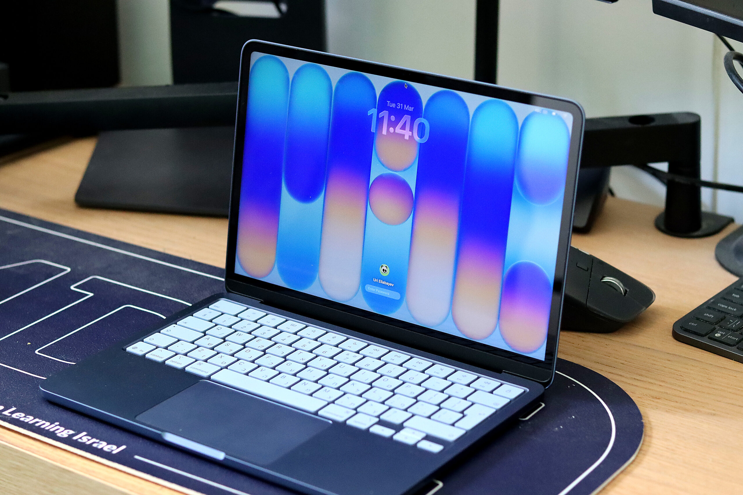 סקירה: MacBook Neo – מחשב עבודה מצוין ומכונת AI מפתיעה